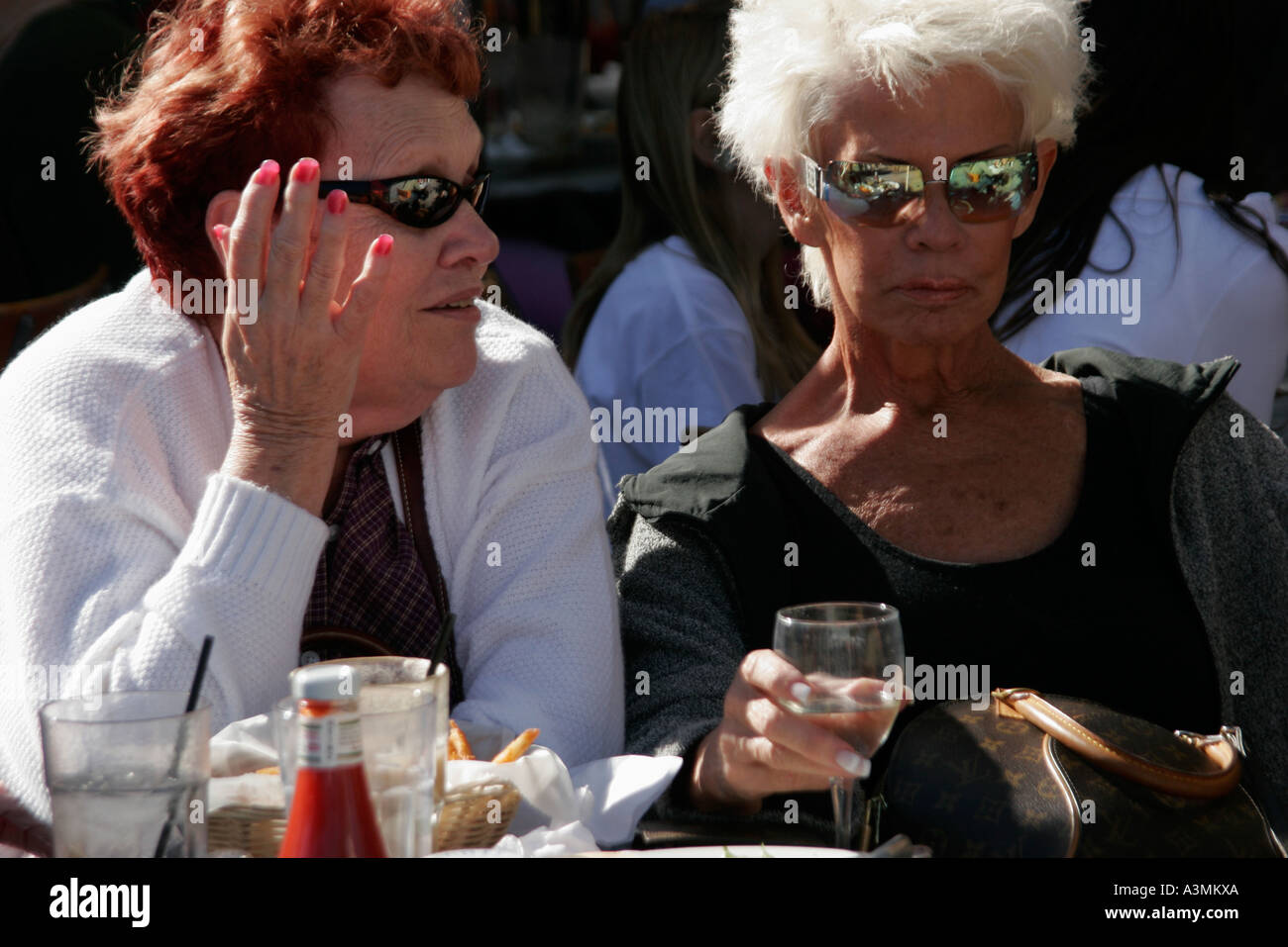 Miami Beach Florida, South Beach, Ocean Drive, Art déco-Wochenende, Veranstaltung, Festival, Festivals, Architekturfeier, Messe, News Cafe, Frauen, Senioren, Mode, tr Stockfoto Miami Beach Florida, South Beach, Ocean Drive, Art déco-Wochenende, Veranstaltung, Festival, Festivals, Architekturfeier, Messe, News Cafe, Frauen, Senioren, Mode, tr Stockfoto