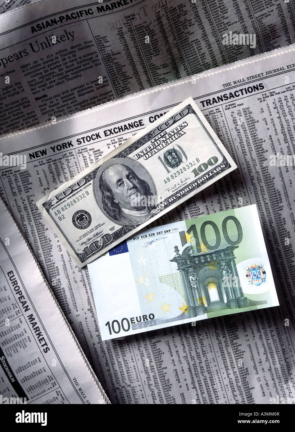 100 EURO UND 100 US-DOLLAR-BANKNOTEN AUF FINANZIELLEN PAPIERE Stockfoto