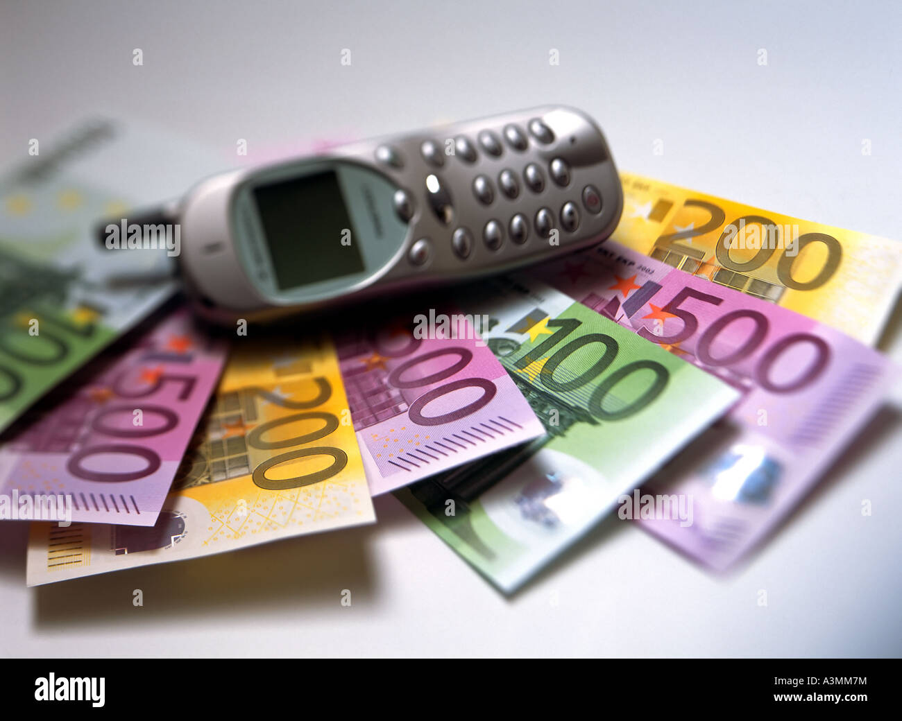MOBILTELEFON AUF EURO-BANKNOTEN Stockfoto