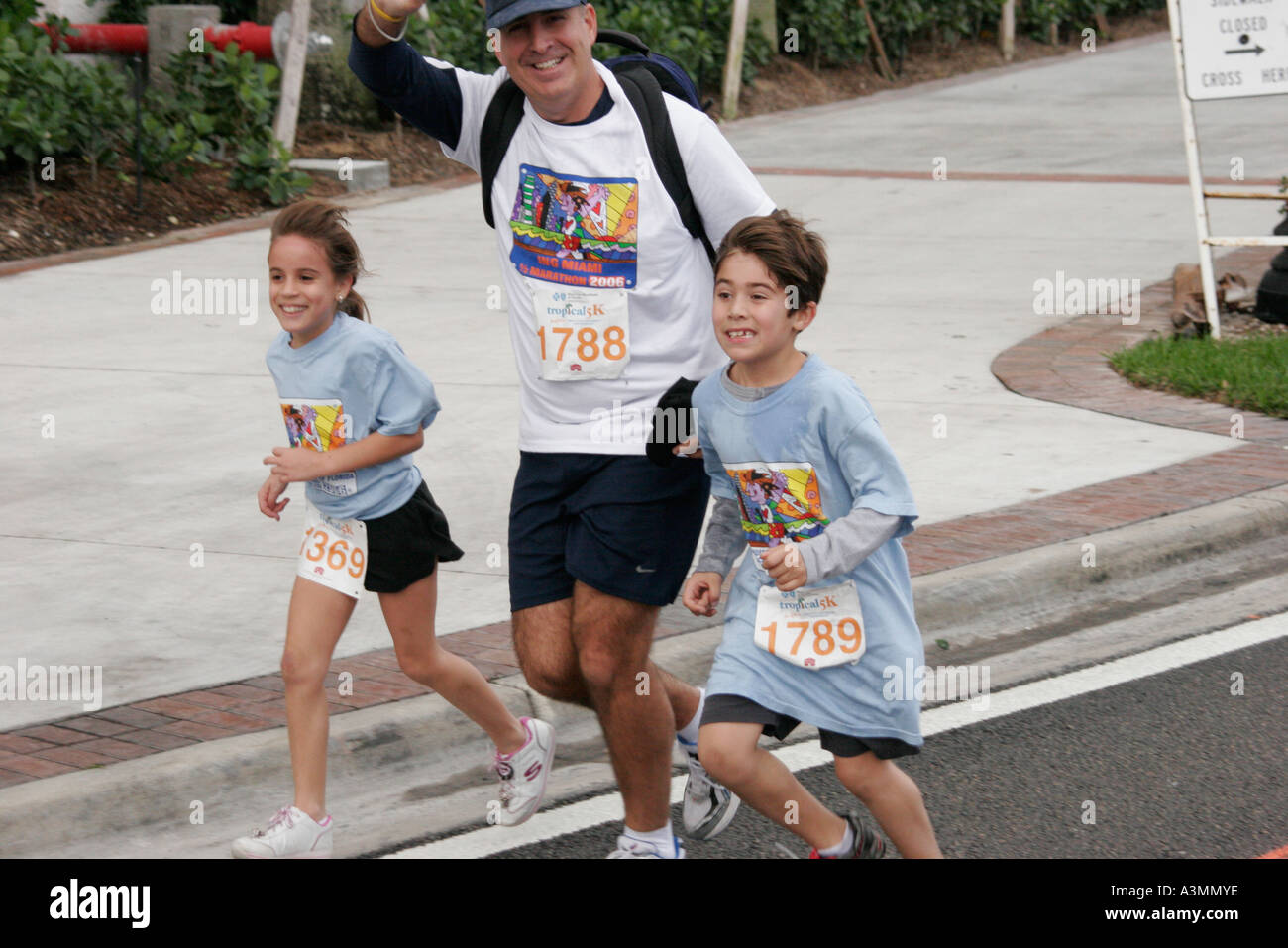 Miami Beach Florida, Lauf für Obdachlose, Halbmarathon, Wohltätigkeitslauf, Joggen, Hispanic Latino ethnische Einwanderer Minderheit, Bruder, Schwester, fathe Stockfoto