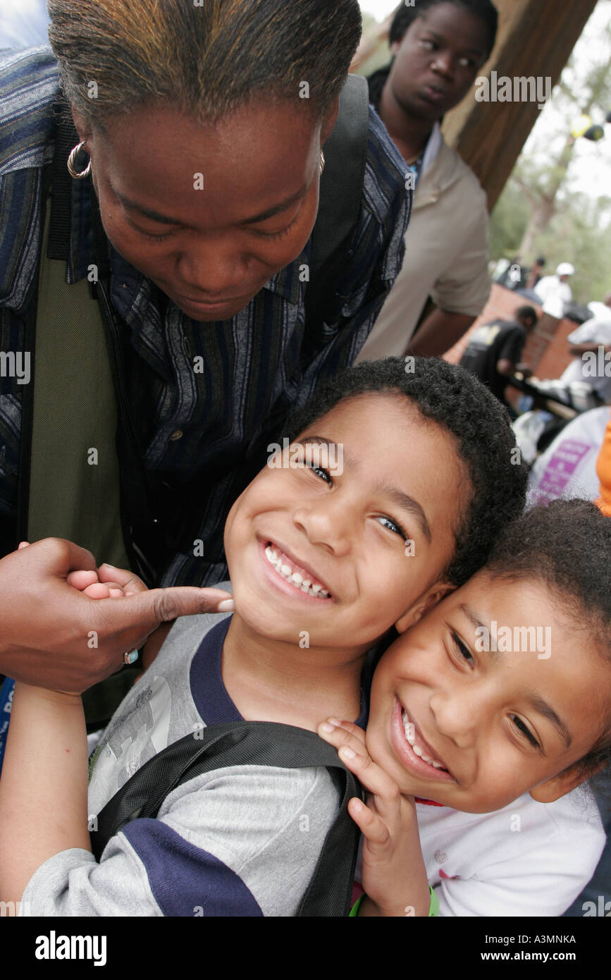 Miami Florida, Hialeah, Amelia Earhardt Park, Drug Free Youth in Town DFYIT Club, Anti-Suchtprogramm, gemeinnützige Organisation, Familien, Eltern par Stockfoto