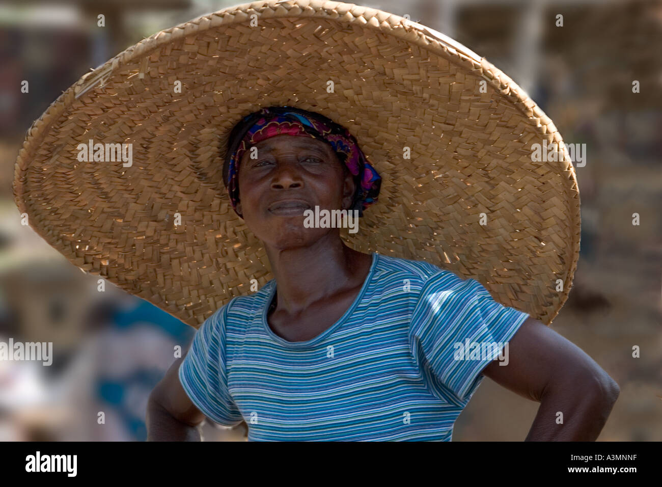 Porträt der Frau Markt Händler tragen großen Strohhut Ghana, Westafrika Stockfoto