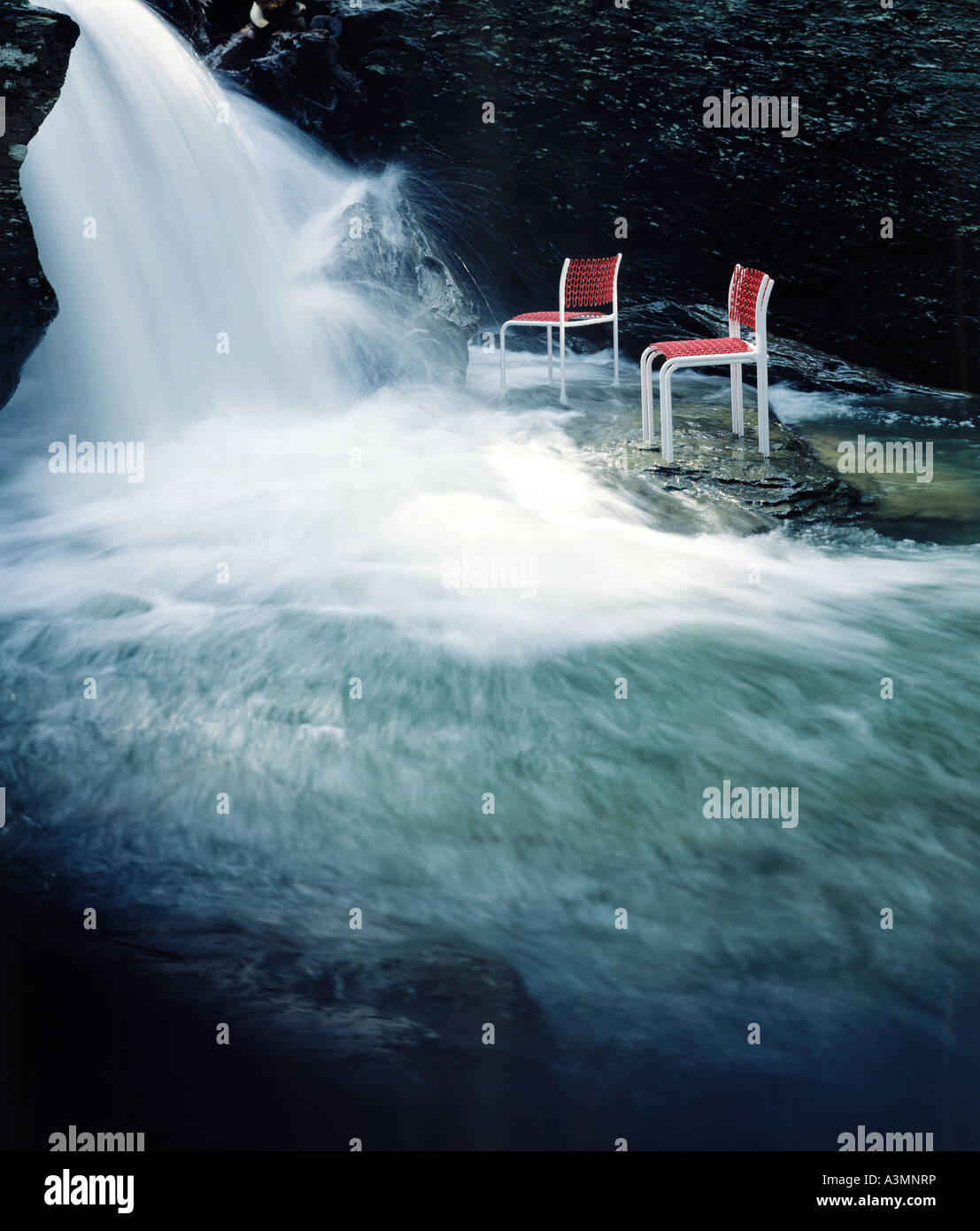 zeitgenössischen Stil Thonet-Stühlen im Bach Wasserfall Wasser fallen Felsen Stockfoto