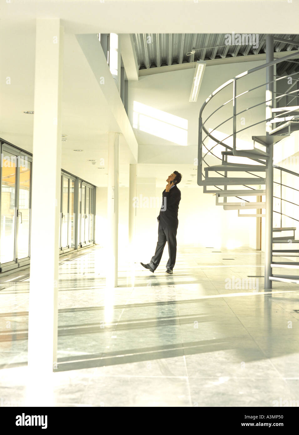 Geschäftsmann Vermessung leeren Büroflächen Stockfoto