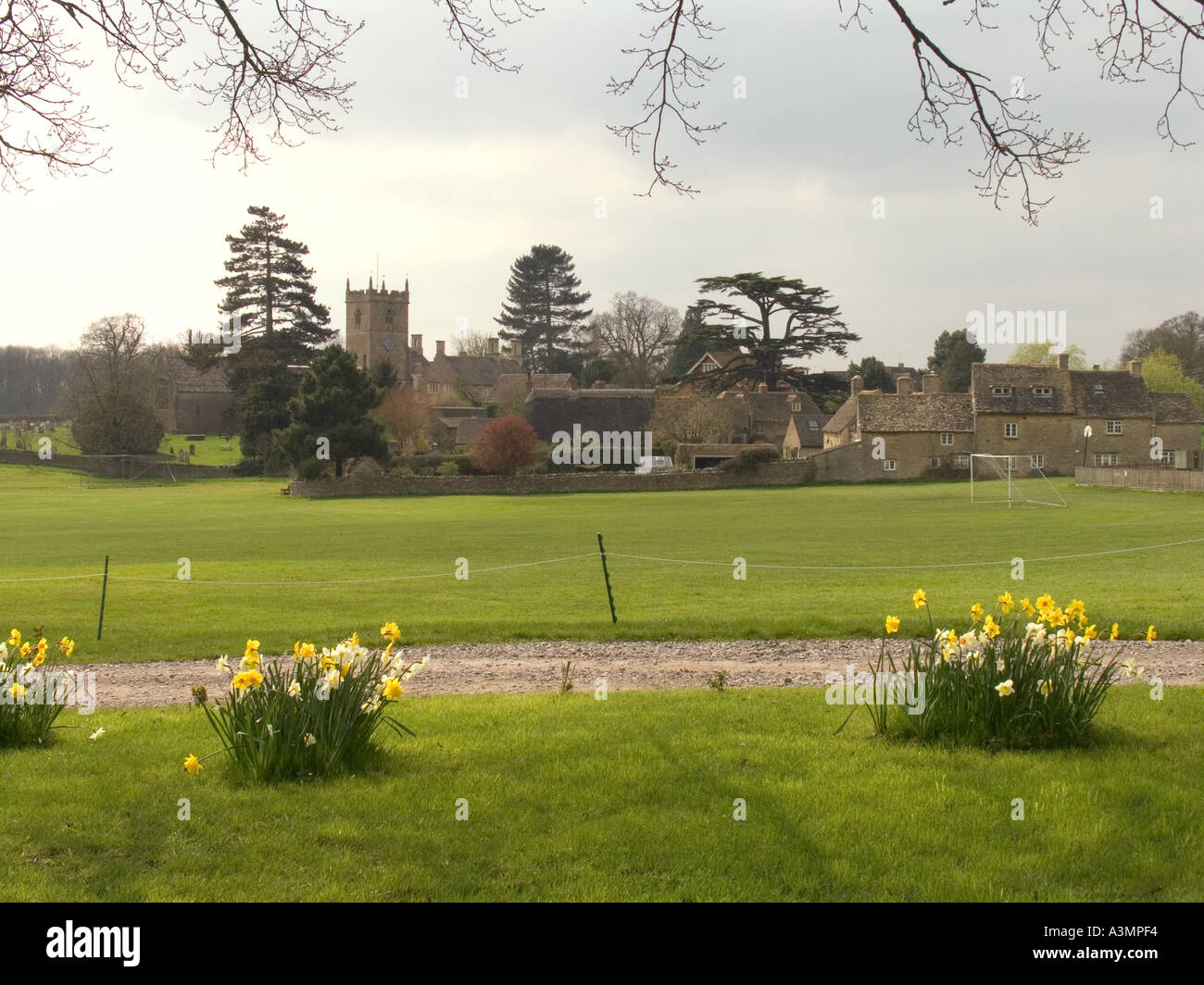 Oxfordshire Combe Longa in der Nähe von Woodstock vom Feld Erholung im Frühling Stockfoto
