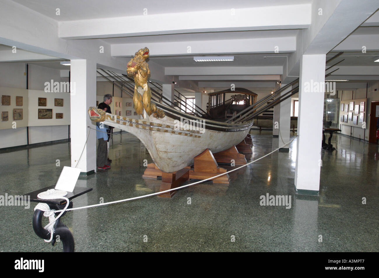Die Naval Museum Venedig Italien alt erhalten aus dem 18. Jahrhundert Feluke Stil zeremonielle Boot Gondel Stockfoto