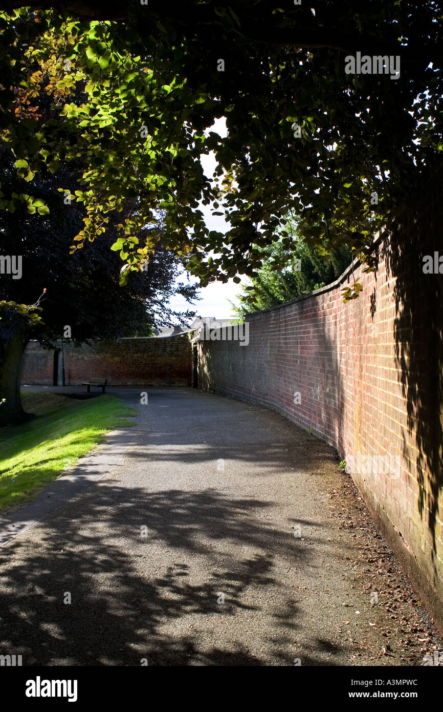 Leominster Stadtmauer im Park, SW-Ecke und Bereich der ehemaligen klösterlichen Bezirk. Stockfoto