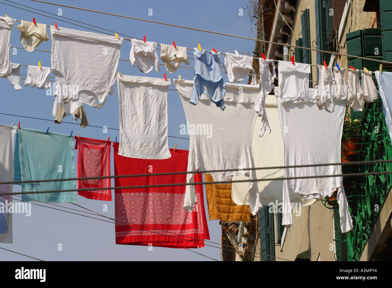 Wäscheständer auf Wäscheleine im Stadtteil Castello Venedig Italien Stockfoto