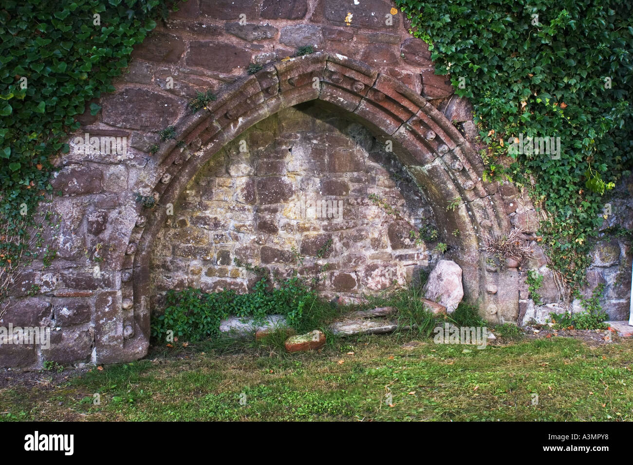 Das Priorat St. Peter und St. Paul, Leominster, Herefordshire, England. Grab Aussparung zeigt Stein geschnitzt Blumen Kugel Stockfoto