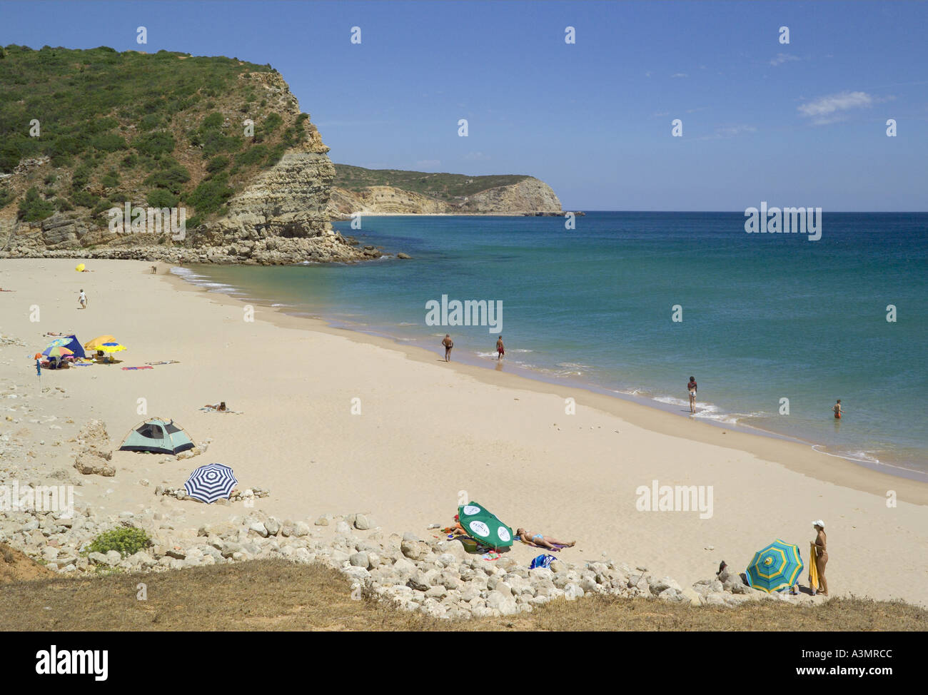 Portugal der Westlichen Algarve Boca do Rio Strand in der Nähe von Salema und Burgau im Sommer Stockfoto