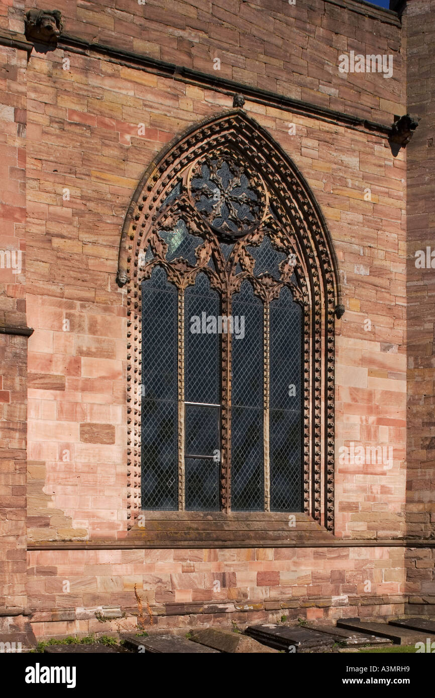 Das Priorat St. Peter und St. Paul, Leominster, England. Süd-West-Fenster auf West front zeigt Kugel Blumen. Stockfoto