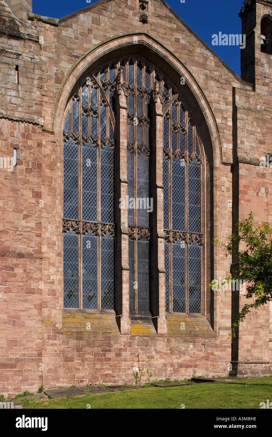 Das Priorat St. Peter und St. Paul, Leominster, England. Westfenster auf West front zeigt steinerne Kugel Blumen Stockfoto