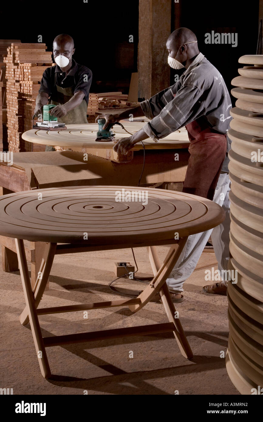 Schleifen von einem Holztisch Odum Top für den Export nach Großbritannien, Ghana, Westafrika Stockfoto