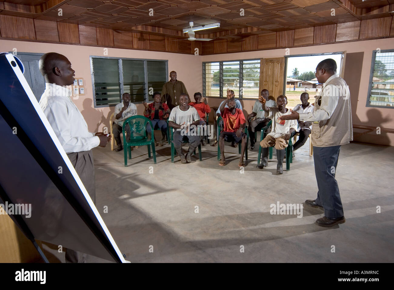 Plantage-Managern, die Erörterung von Fragen der Waldbewirtschaftung mit Dorf-Gemeinde-Leitern, in der Nähe von Sunyani, Ghana Stockfoto