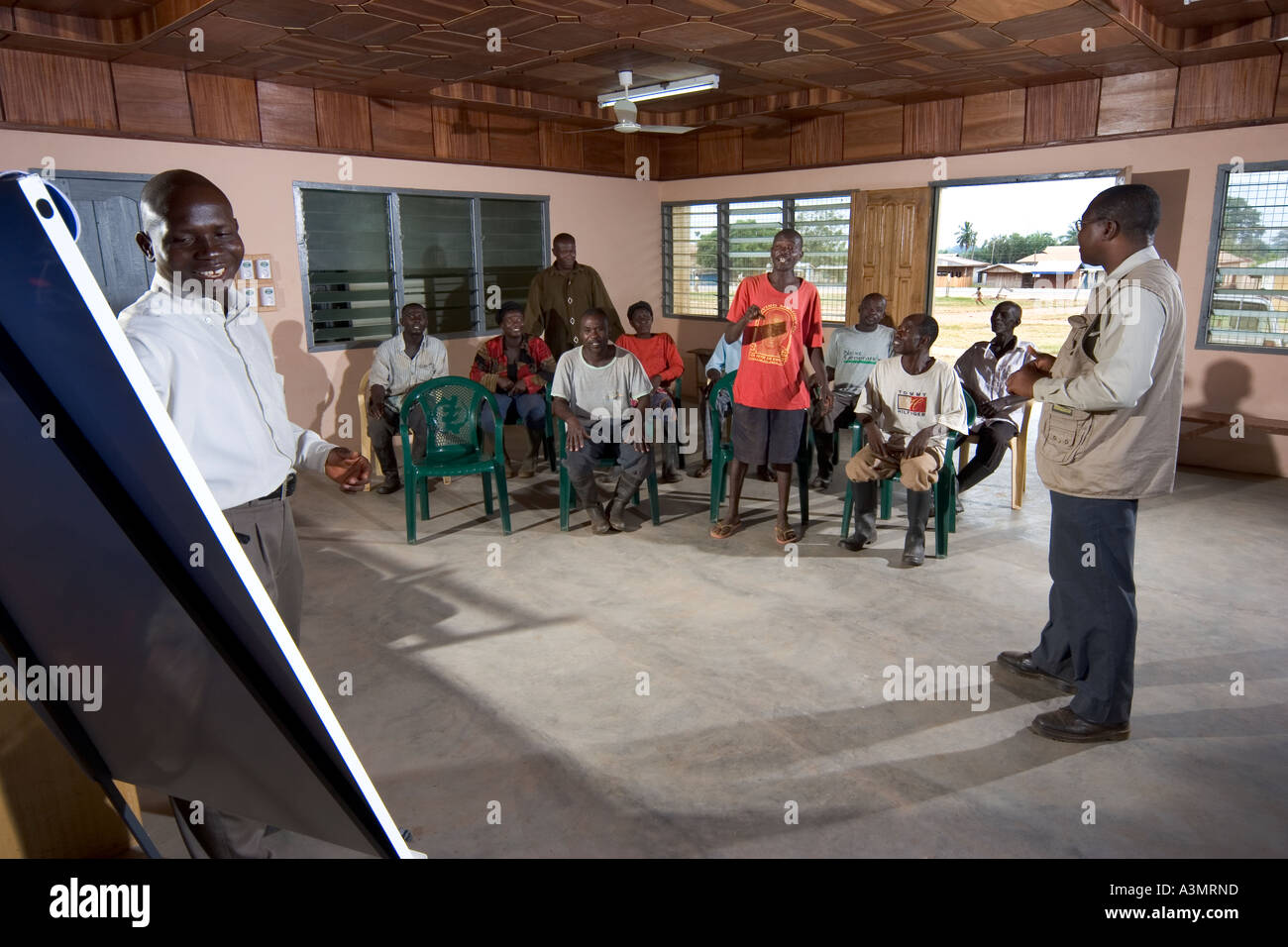 Plantage-Managern, die Erörterung von Fragen der Waldbewirtschaftung mit Dorf-Gemeinde-Leitern, in der Nähe von Sunyani, Ghana Stockfoto
