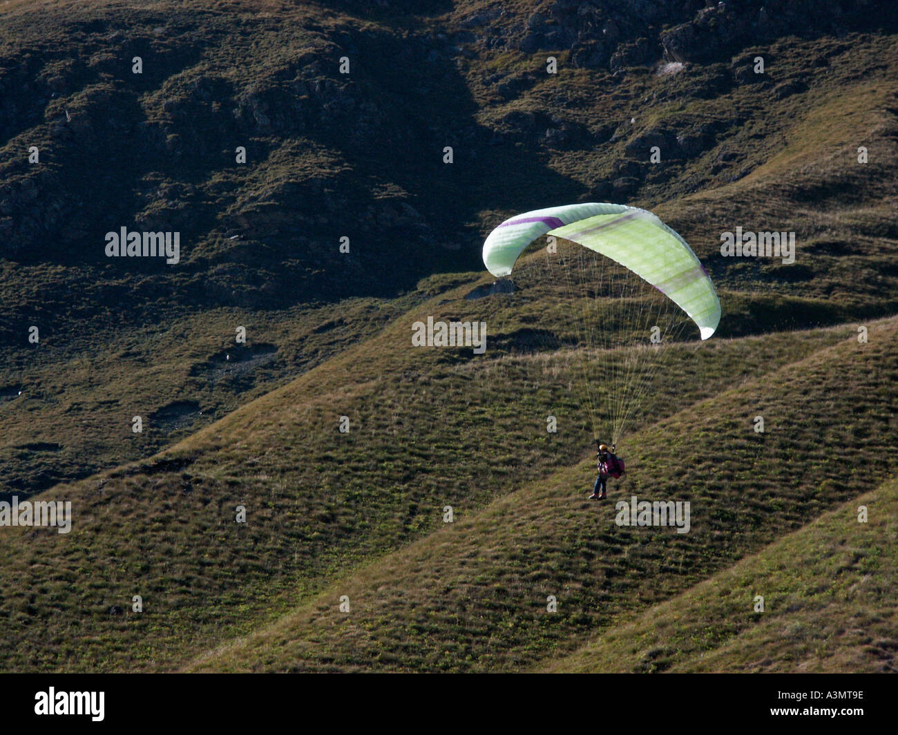 Gleitschirm kommen ins Land im Hang des Col de L'Iseran, Französische Alpen Stockfoto