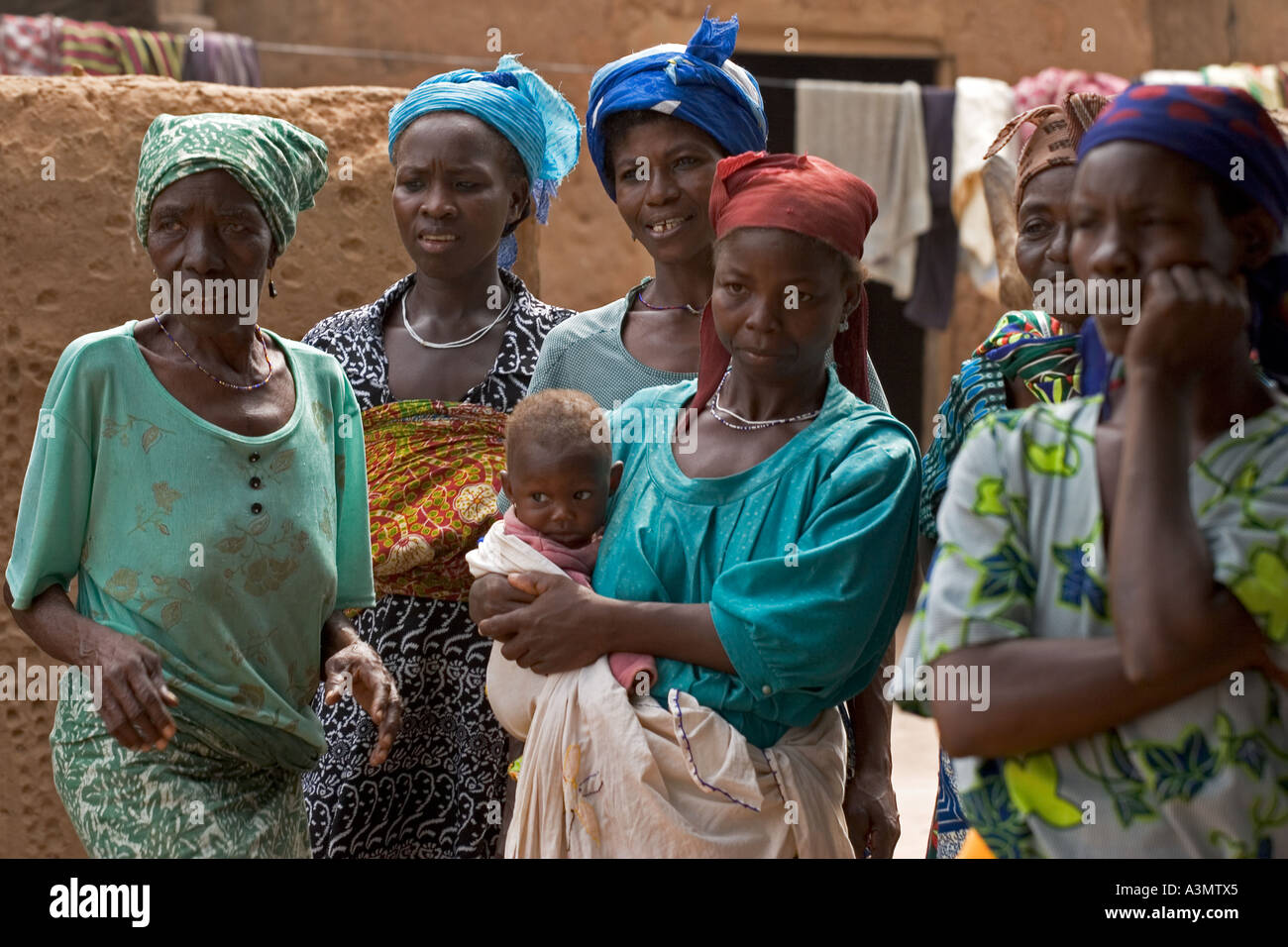 Gruppe von Frauen in Mognori Dorf Gemeinschaft, Nord-Ghana, Westafrika Stockfoto