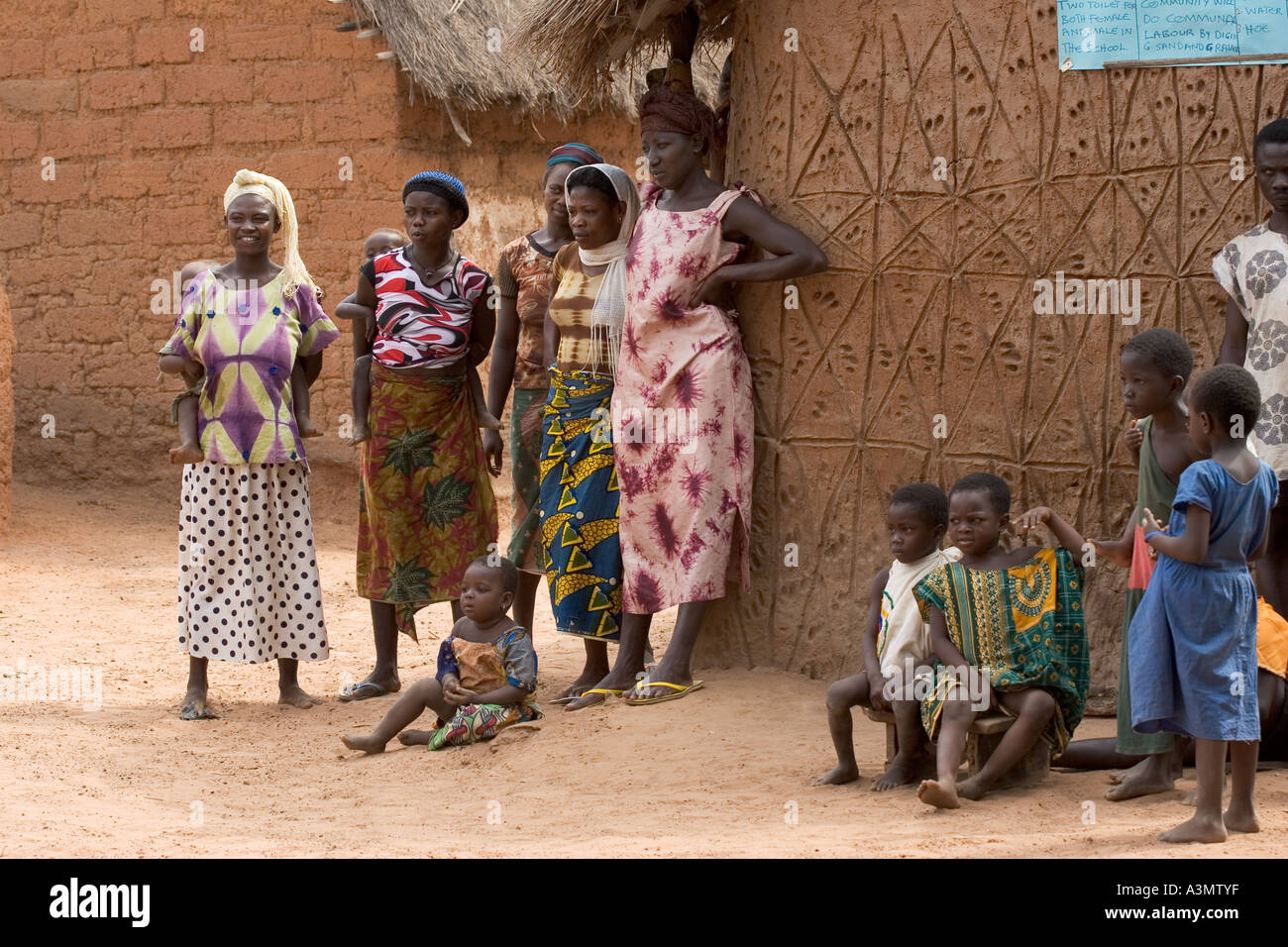 Gruppe von Dorfbewohnern in Mognori Dorf Gemeinschaft, Nord-Ghana, Westafrika Stockfoto