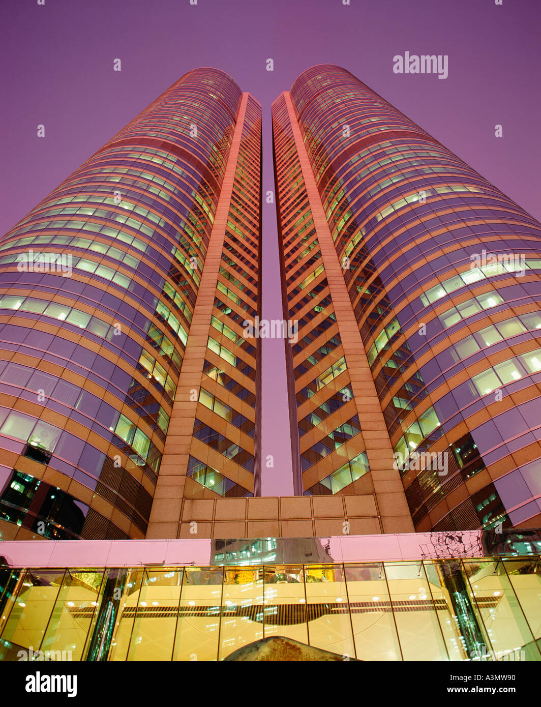 Türme von Exchange Square gesehen in der Abenddämmerung Hong Kong Stockfoto