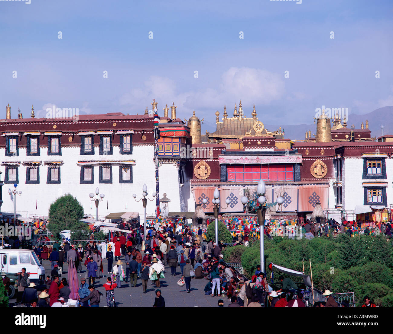 Der Jokhang-Tempel mit dem Barkhor Markt außerhalb von Lhasa Tibet China Stockfoto