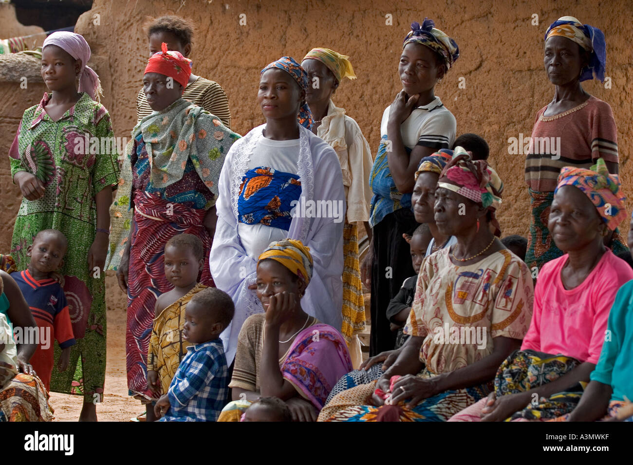 Große Gruppe von Frauen in Mognori Dorf Gemeinschaft, Nord-Ghana, Westafrika Stockfoto