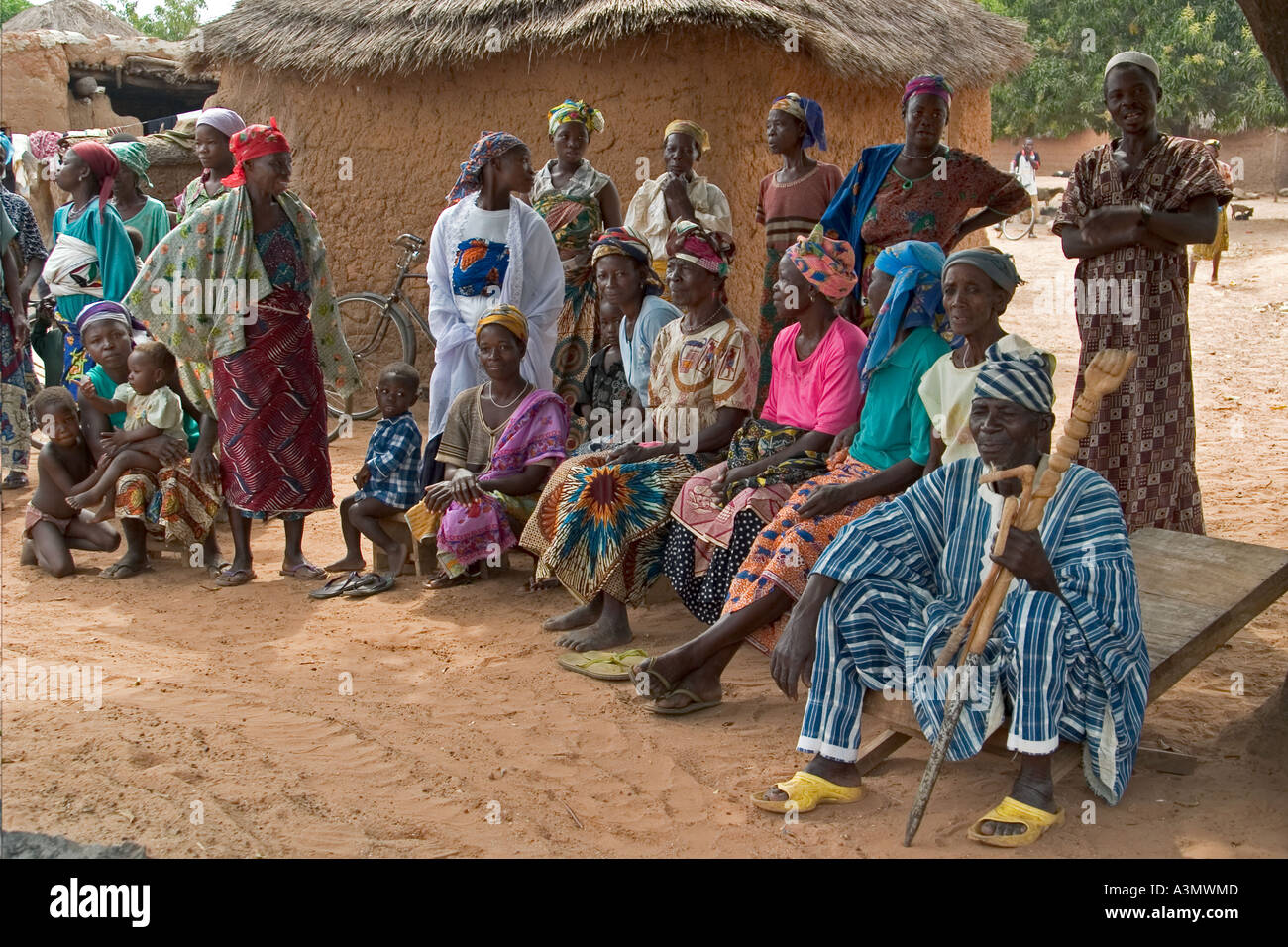 Gruppe von Dorfbewohnern und Chief in Mognori Dorfgemeinschaft, Nord-Ghana, Westafrika Stockfoto