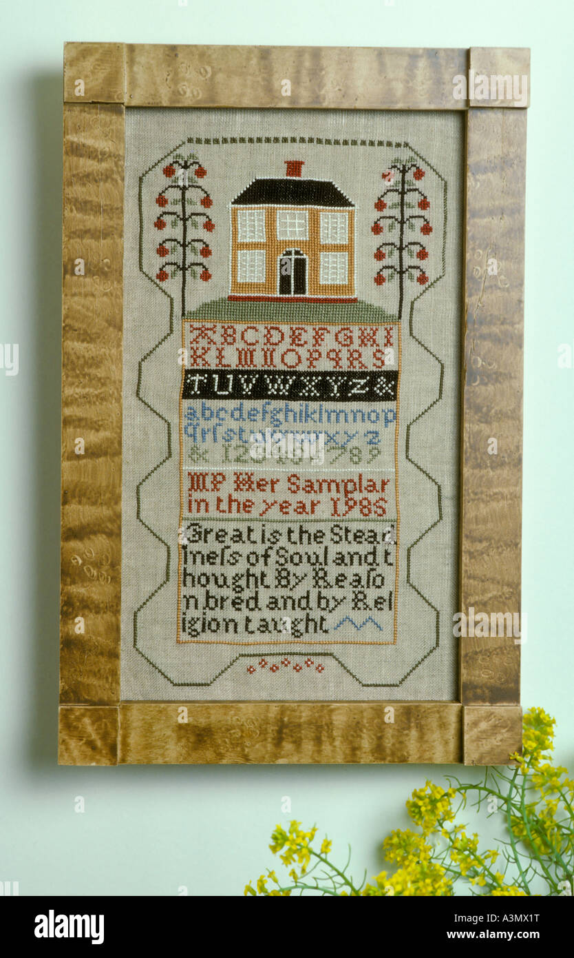 frühe amerikanische Haus Wandbehang Handarbeit gefertigt Sampler mit Alphabet Zahlen Zitat Holz Holzrahmen Stockfoto