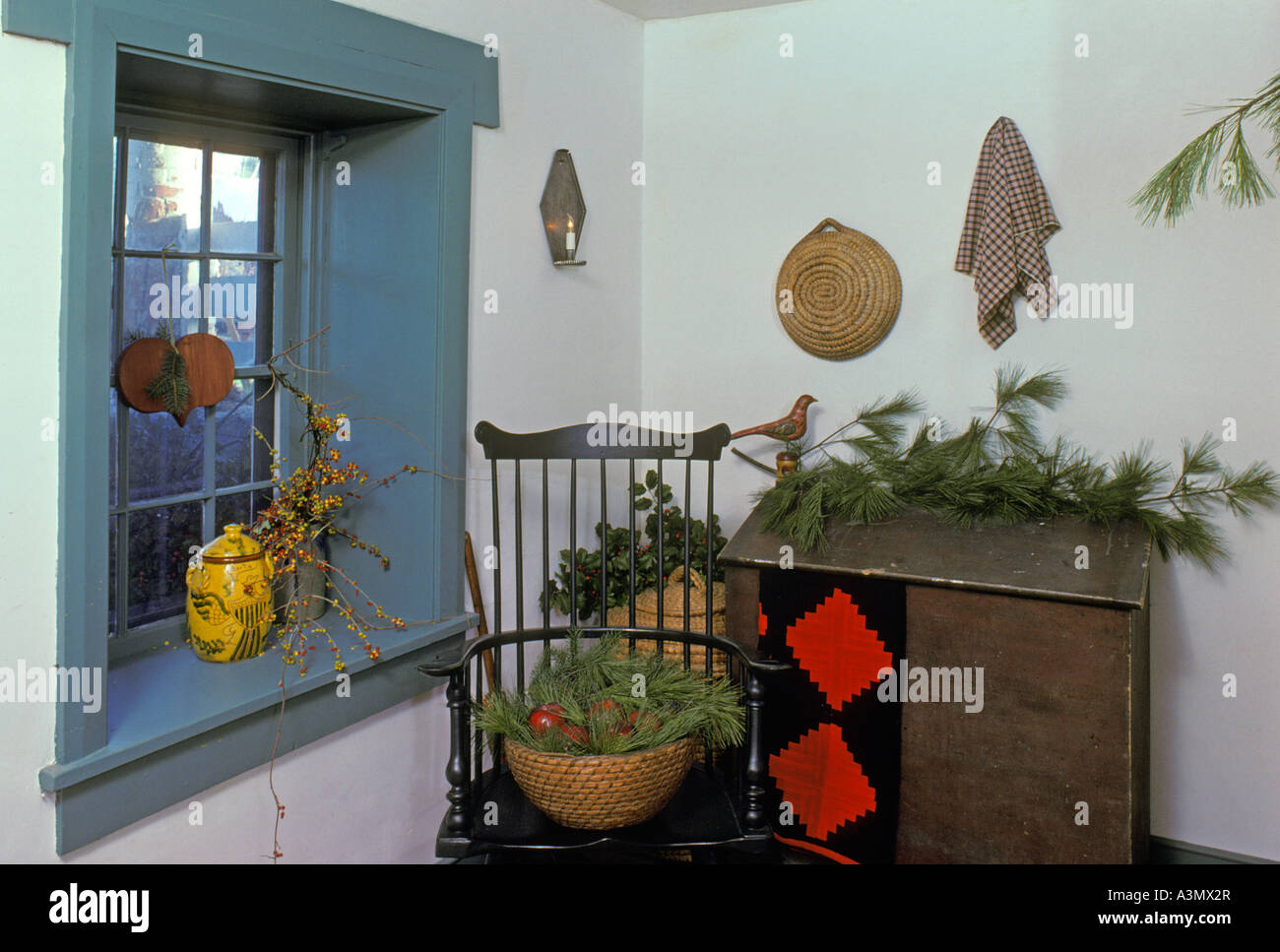 Frühe amerikanische Heimat tiefe Fensterbank Windsor Stuhl Keramik Redware Korb Stockfoto
