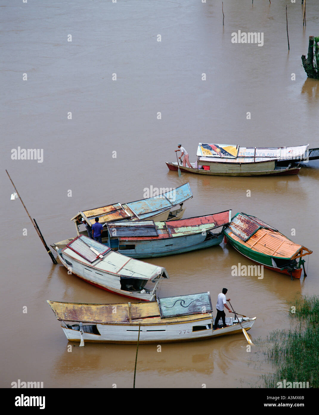 Flusstaxis warten auf Passagiere, auf dem Fluss in Kuching, der Hauptstadt von Sarawak, Borneo, Malaysia. Stockfoto