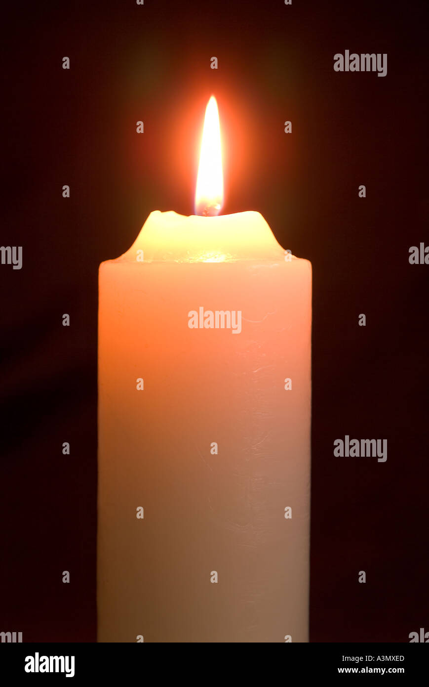 Eine brennende Kerze Stockfoto