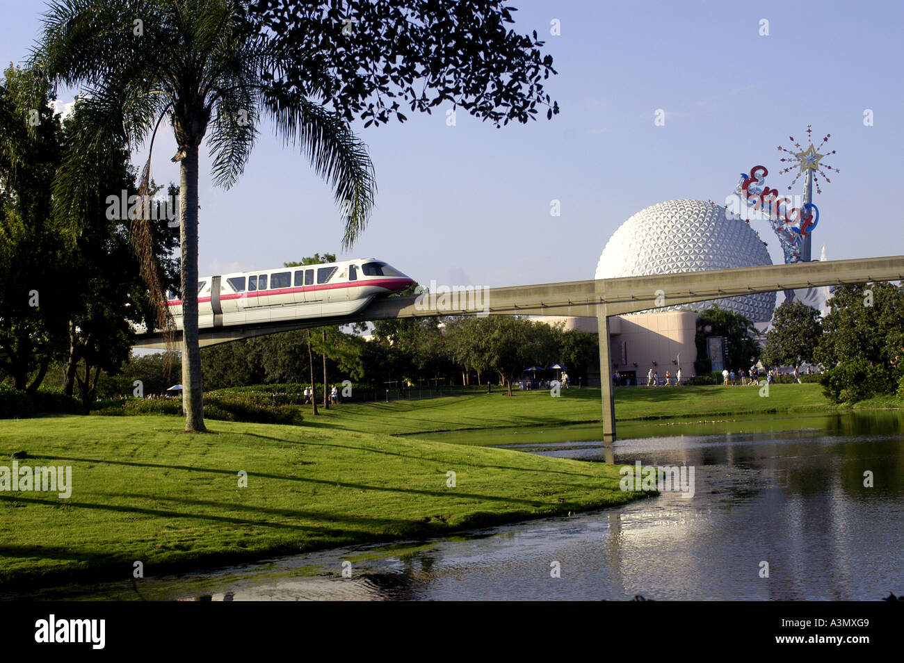 Walt Disney World Orlando Epcot Einschienenbahn Future World mit Raumschiff Erde im Hintergrund Stockfoto