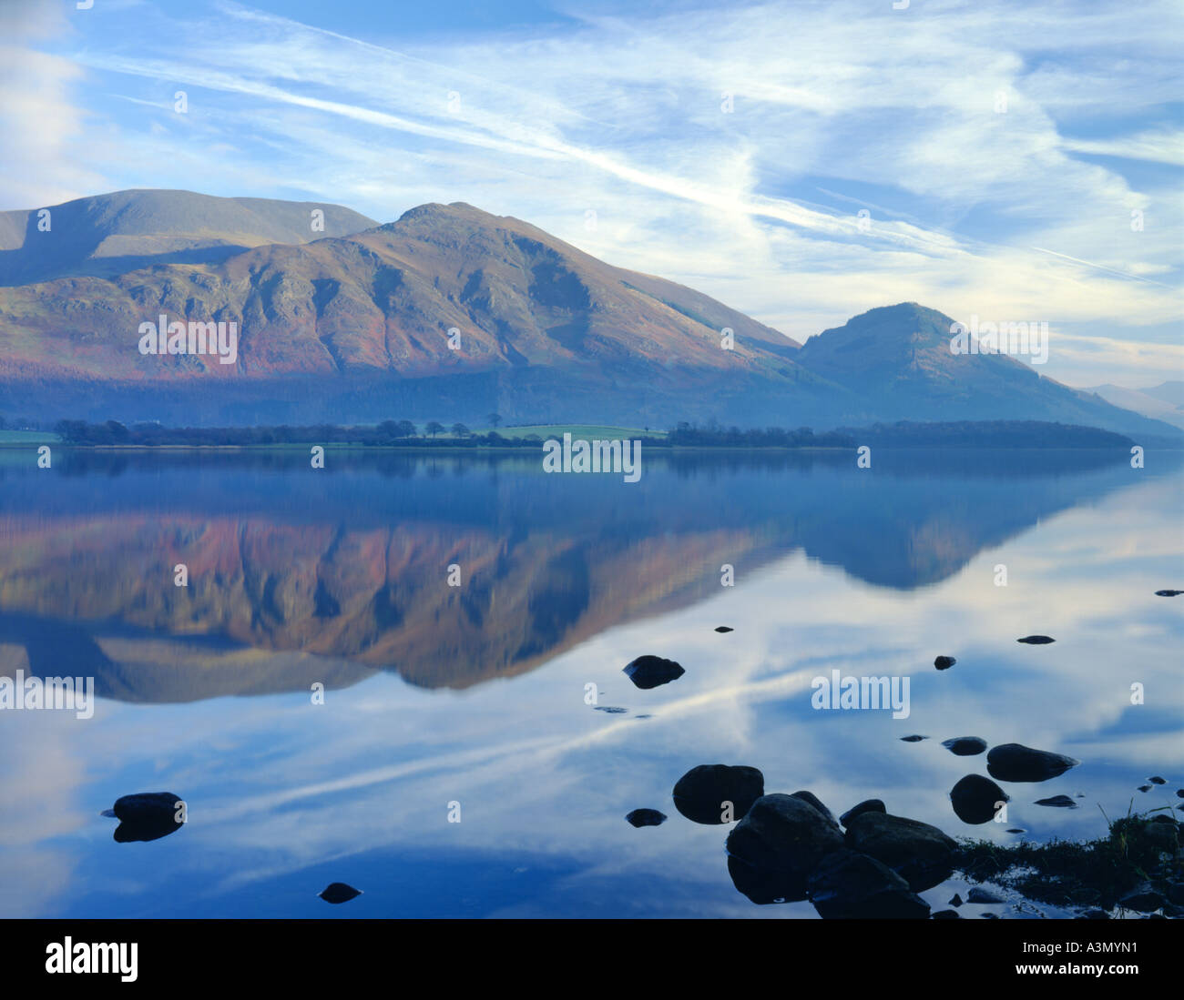 Ruhigen Blick auf den stillen Wassern des Bassenthwaite Lake mit Skiddaw und Ullock Pike Lake District National Park, Cumbria, England. Stockfoto