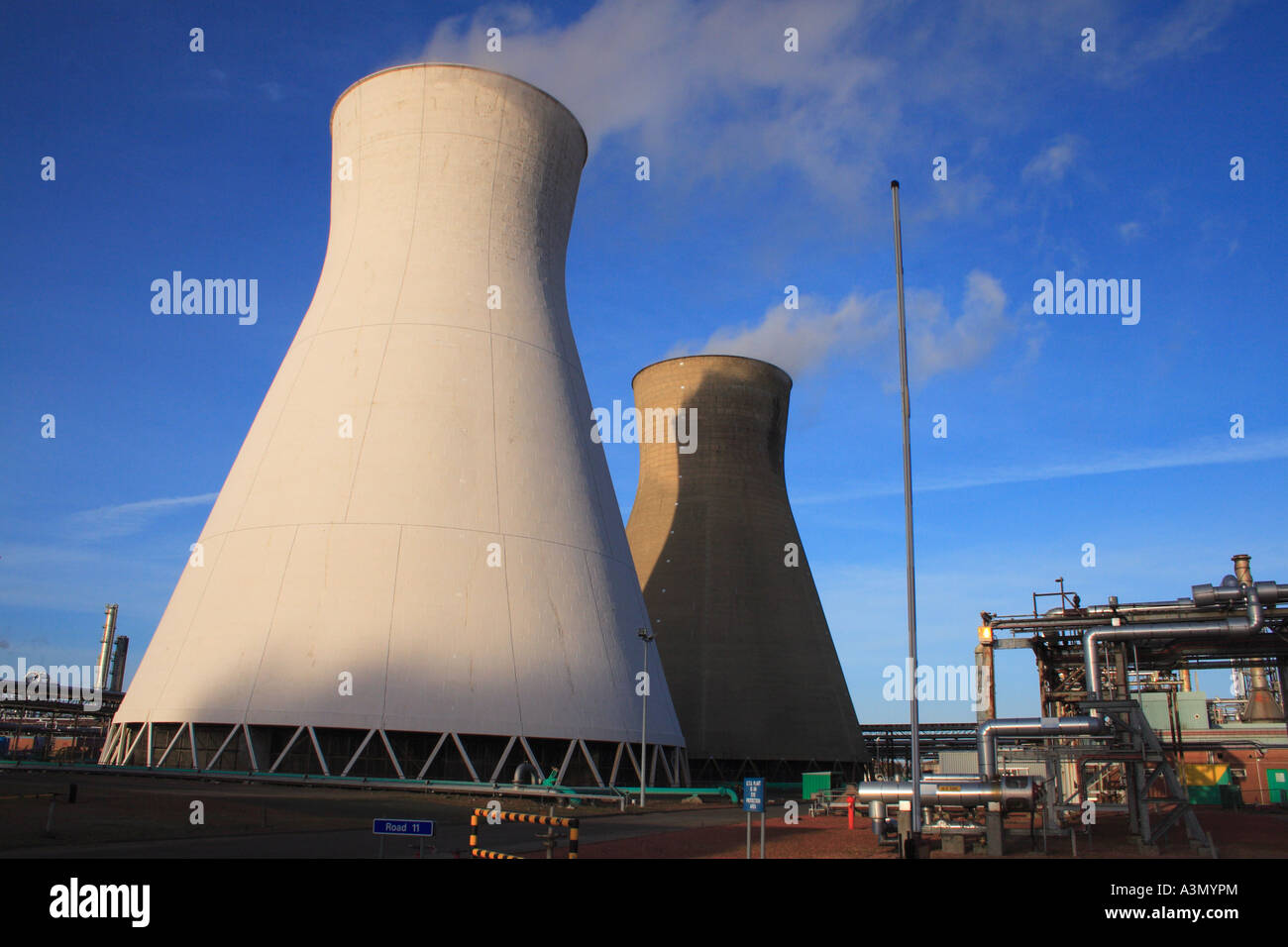 Kühltürme und Industrieanlagen in Grangemouth Raffinerie nahe Falkirk Schottland Stockfoto