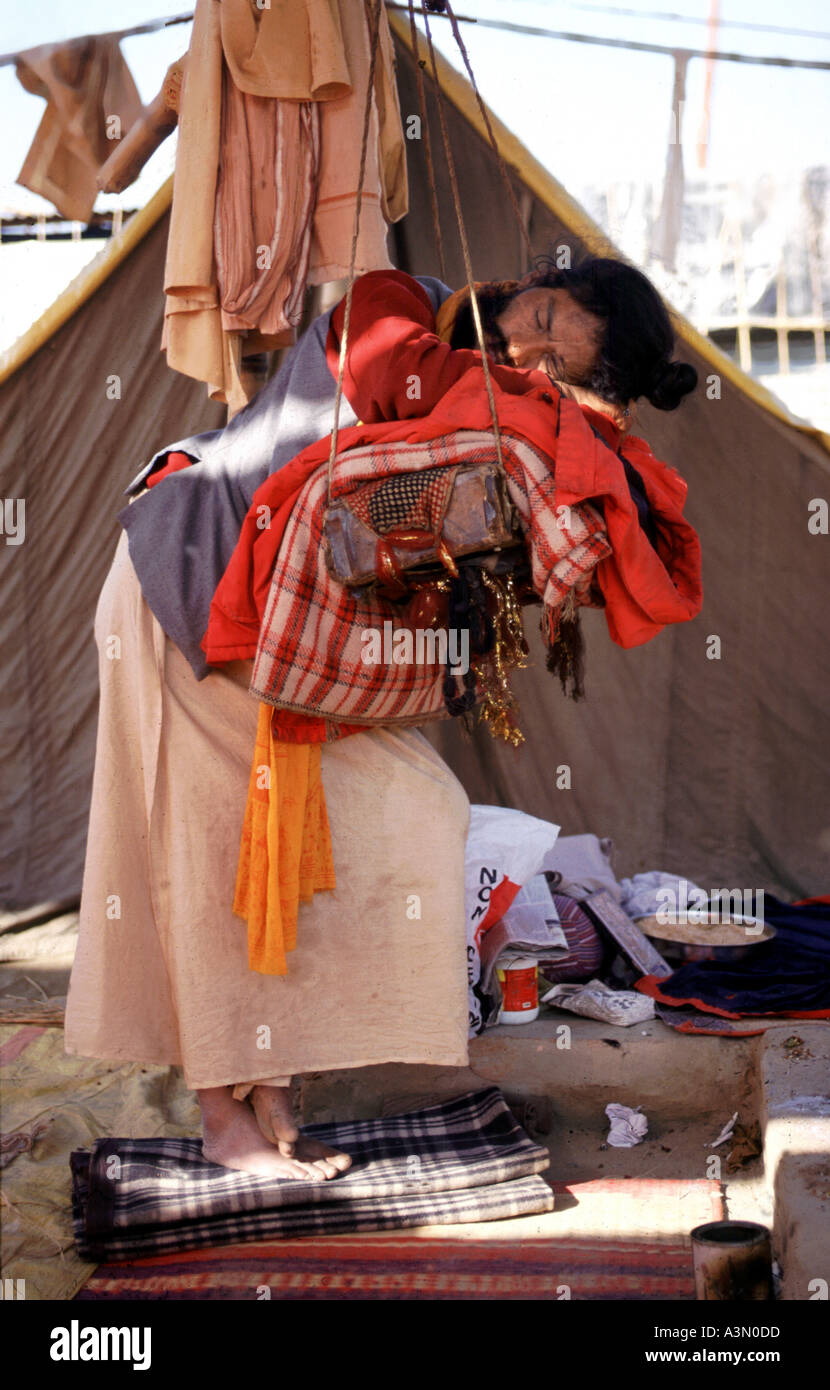 Sadhe hört nie stehen noch zu schlafen. Nie sitzt. Kumbh Mela. Hardwar. Sadhus in Indien. Stockfoto