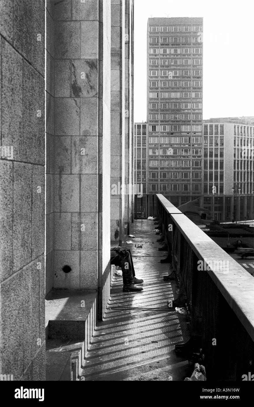 Mailand, Italien. Ein Mann sitzt zwischen Hochhäusern Stockfoto