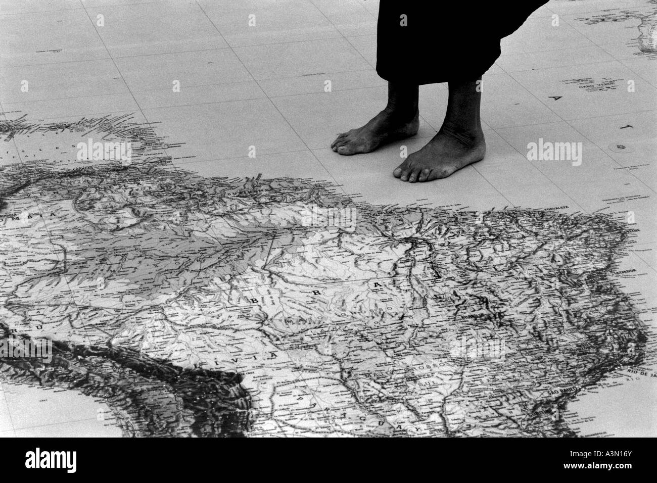 Indigene Menschen stehen in der Nähe einer riesigen Weltkarte. Entwaldung Brasiliens Stockfoto