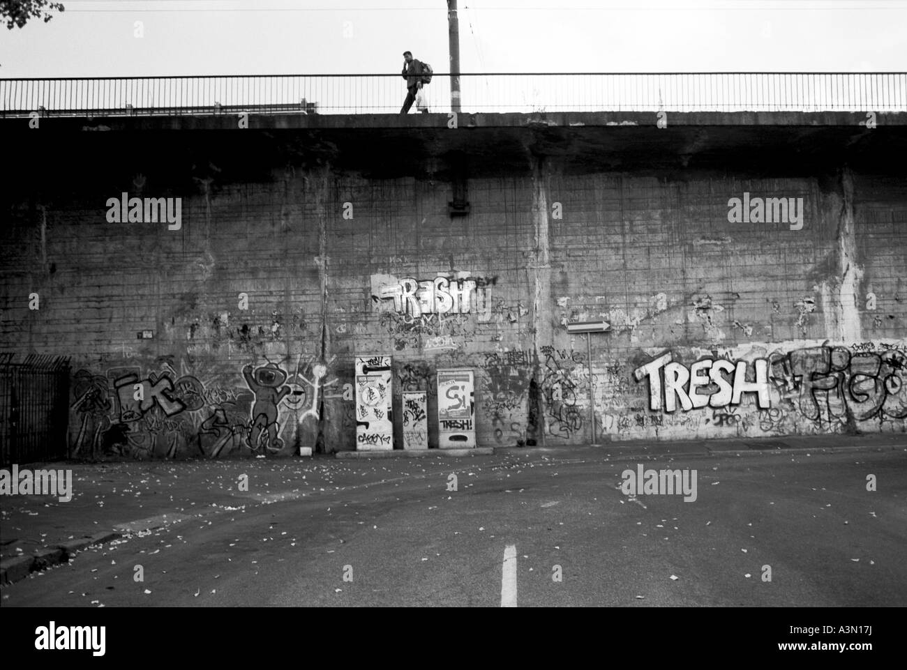 Mailand, Italien. Ein Mann, der in der Nähe einer Graffitiwand spazieren geht Stockfoto
