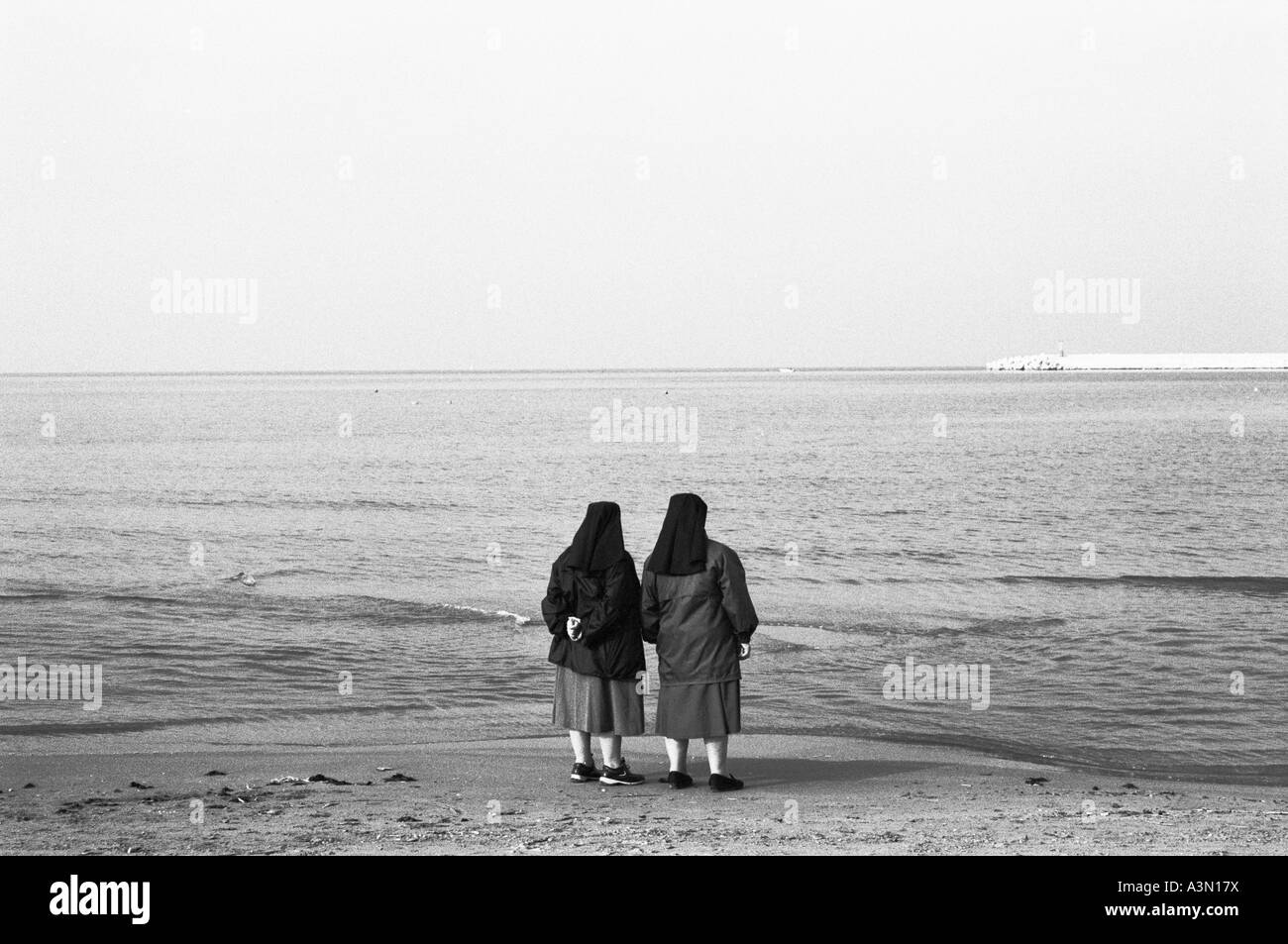 Schwestern, die das Meer betrachten Stockfoto