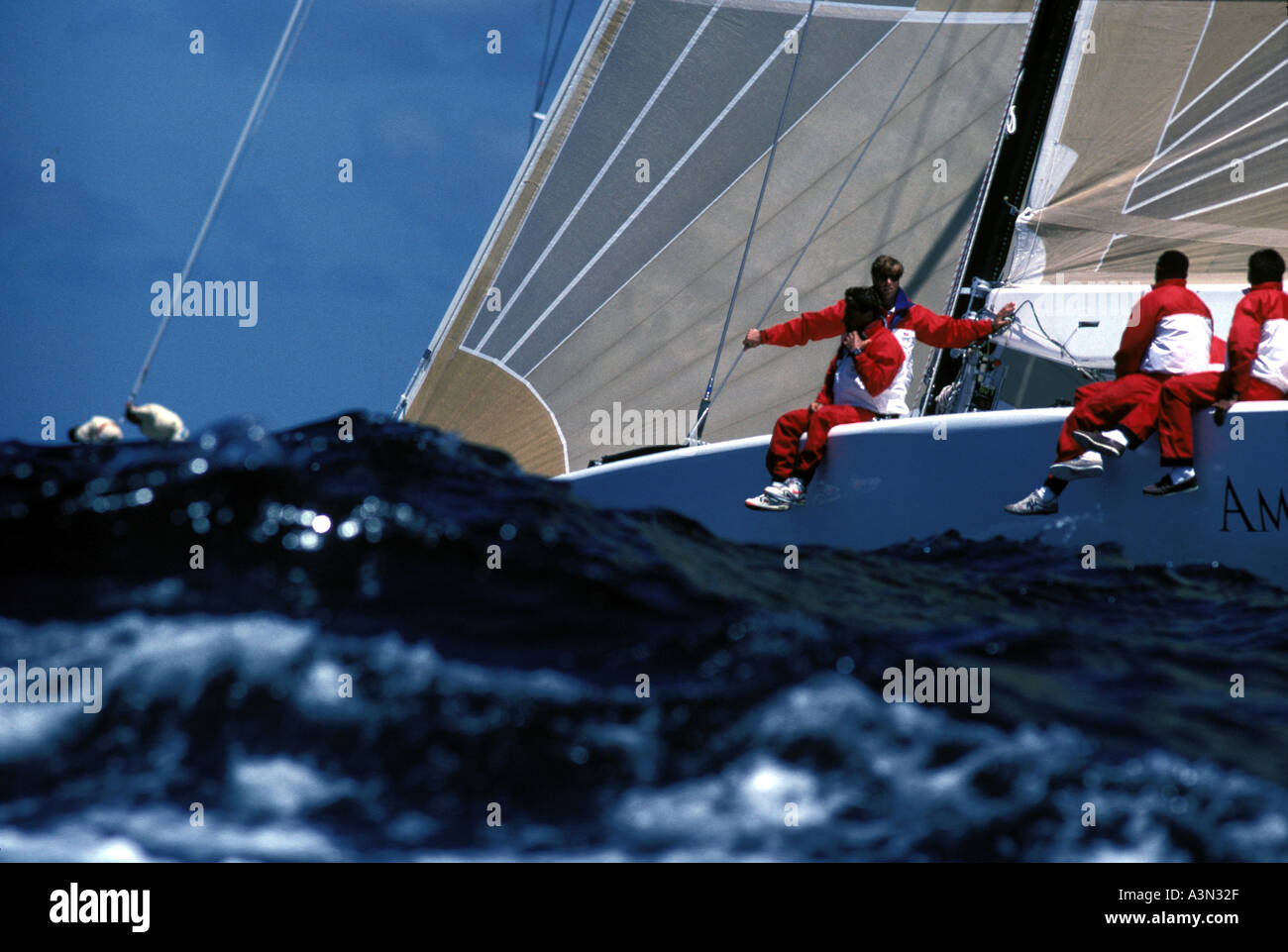 Segler auf der Seite auf eine Racing yacht in rauer See Stockfoto