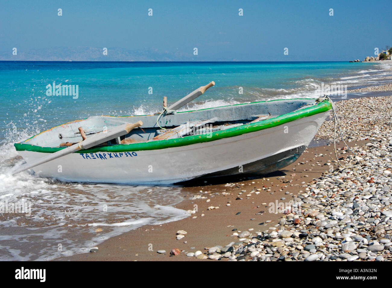 Kleines Schlauchboot am Strand auf den Norden von Rhodos, in der Nähe der Stadt Rhodos, Griechenland Stockfoto