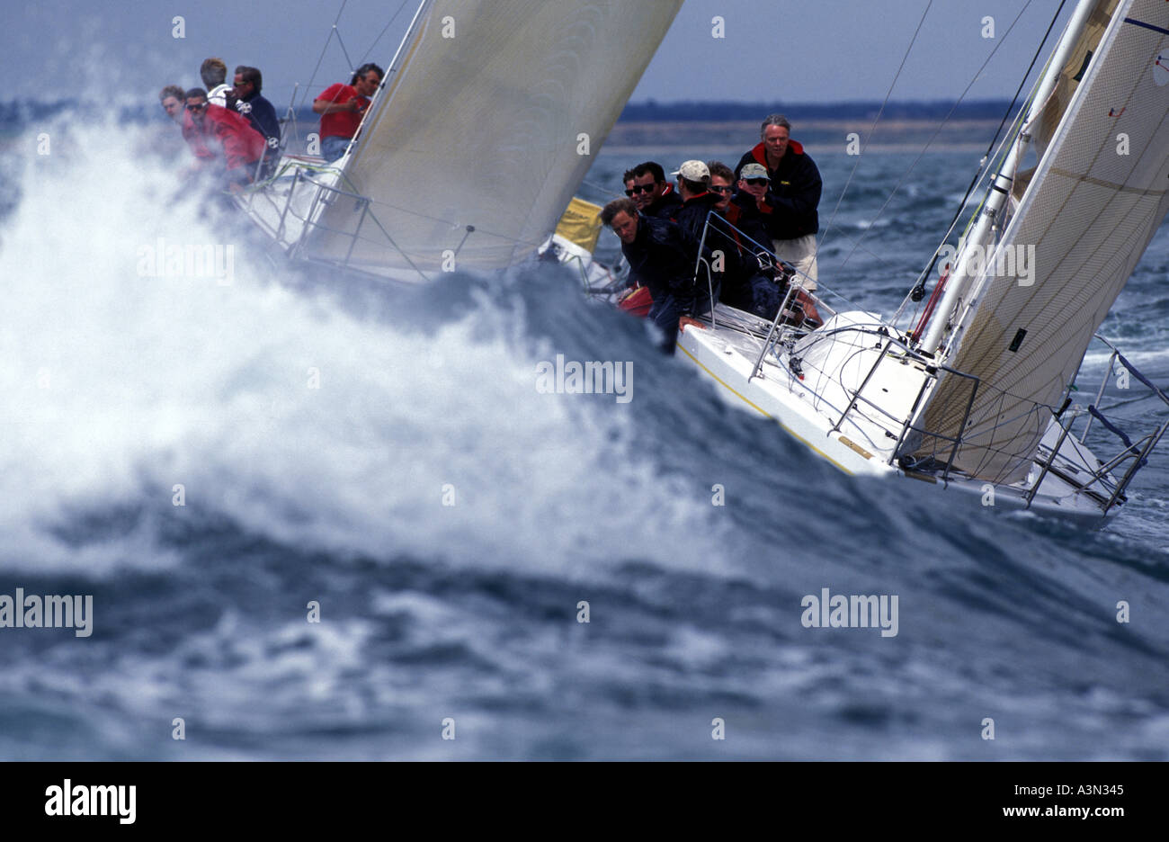 Zwei Segelboote Rennen in rauer See Stockfoto