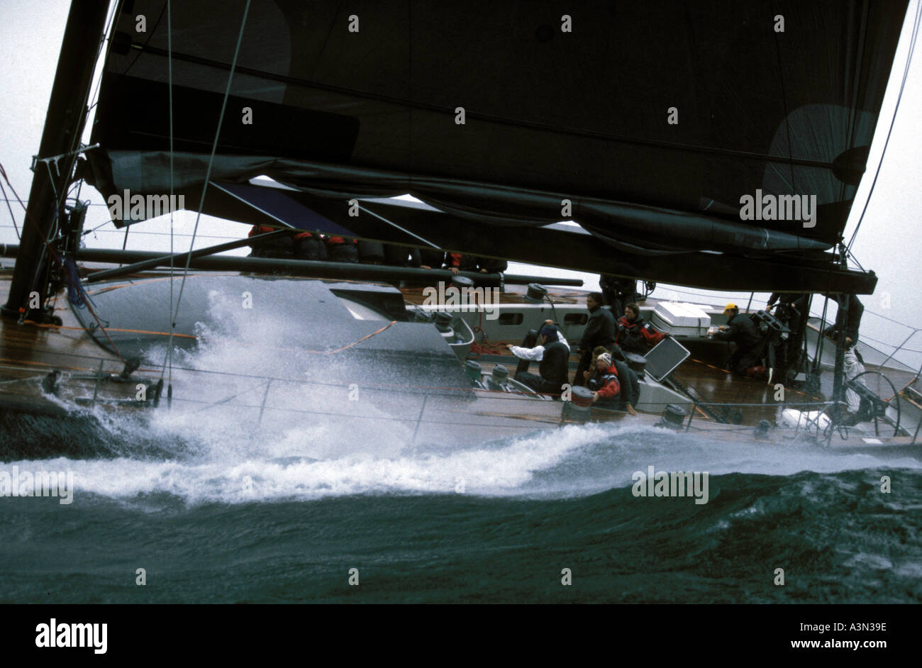 Maxi Yacht Stealth zu Beginn des Fastnet-Regatta Stockfoto