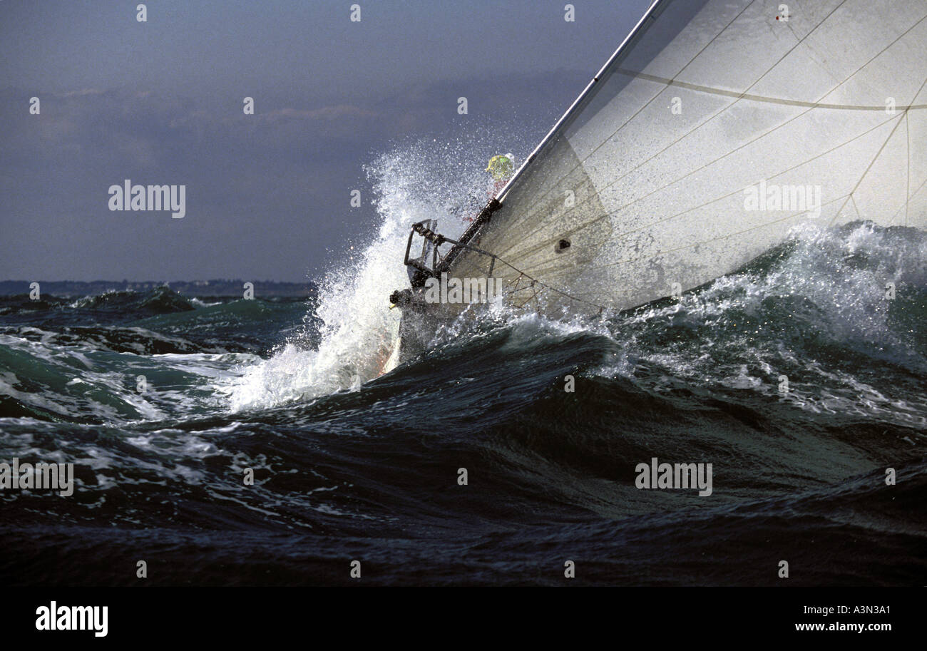 Segelboot Kräfte in das Meer und die riesigen Wellen Stockfoto