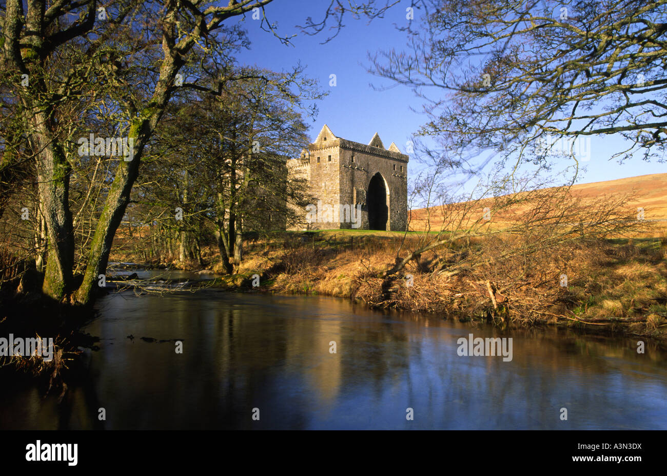 Die einsame unheimliche Ruine des Hermitage Castle spiegelt sich in Hermitage Wasser Liddesdale in der schottischen Grenzen Scotland UK Stockfoto