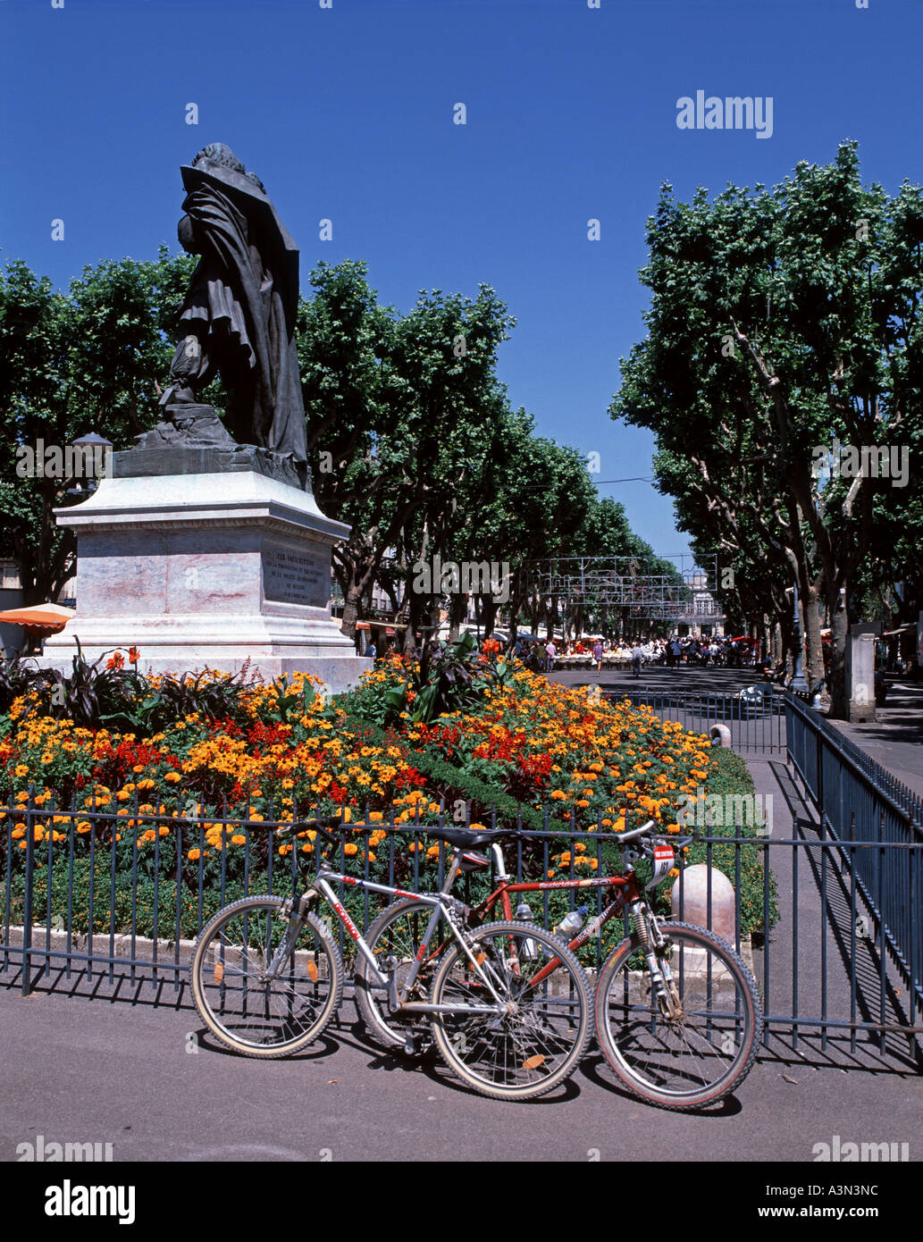 Allées Paul Riquet und Statue von Riquet in Béziers Stockfoto