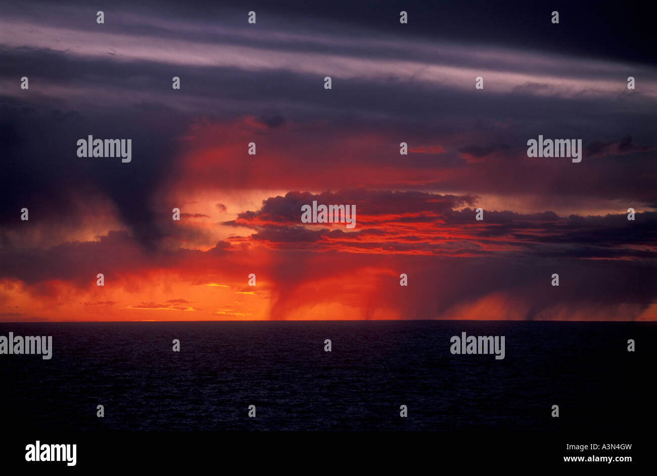 Gewitterwolken und Sonnenuntergang im Golfo Nuevo, Halbinsel Valdes, Chubut, Argentinien Stockfoto