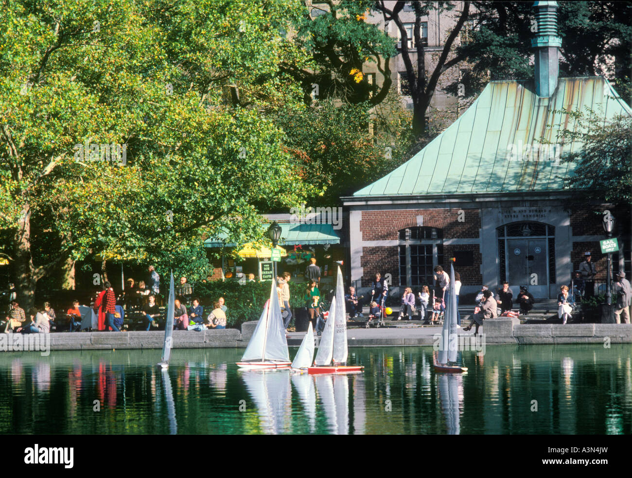 New York City, Central Park, Central Park Boat Pond, Boat Basin, Conservatory Water, Modellboote und Menschenmassen vor dem Curbs Boathouse. Stockfoto