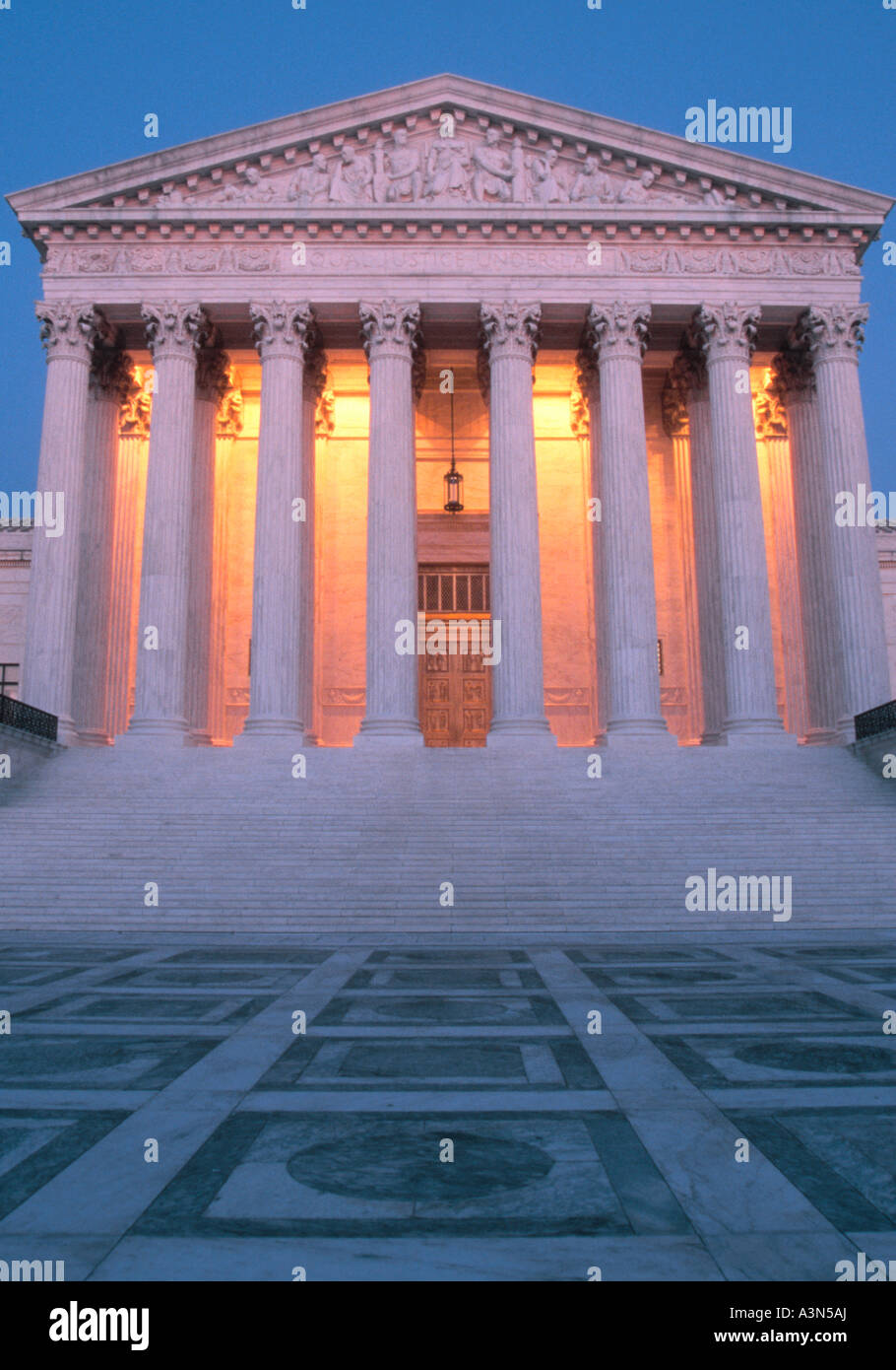 Oberster Gerichtshof der Vereinigten Staaten Washington DC. Nachts Dämmerung Dämmerung Beleuchtet Stockfoto