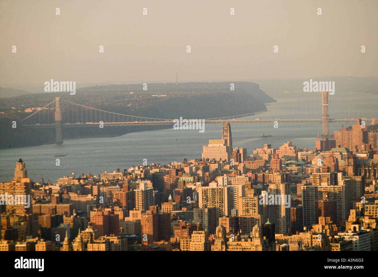 Am Abend uptown Blick auf die George Washington Bridge über den Hudson River in Manhattan New York City USA, Oktober 2005 Stockfoto