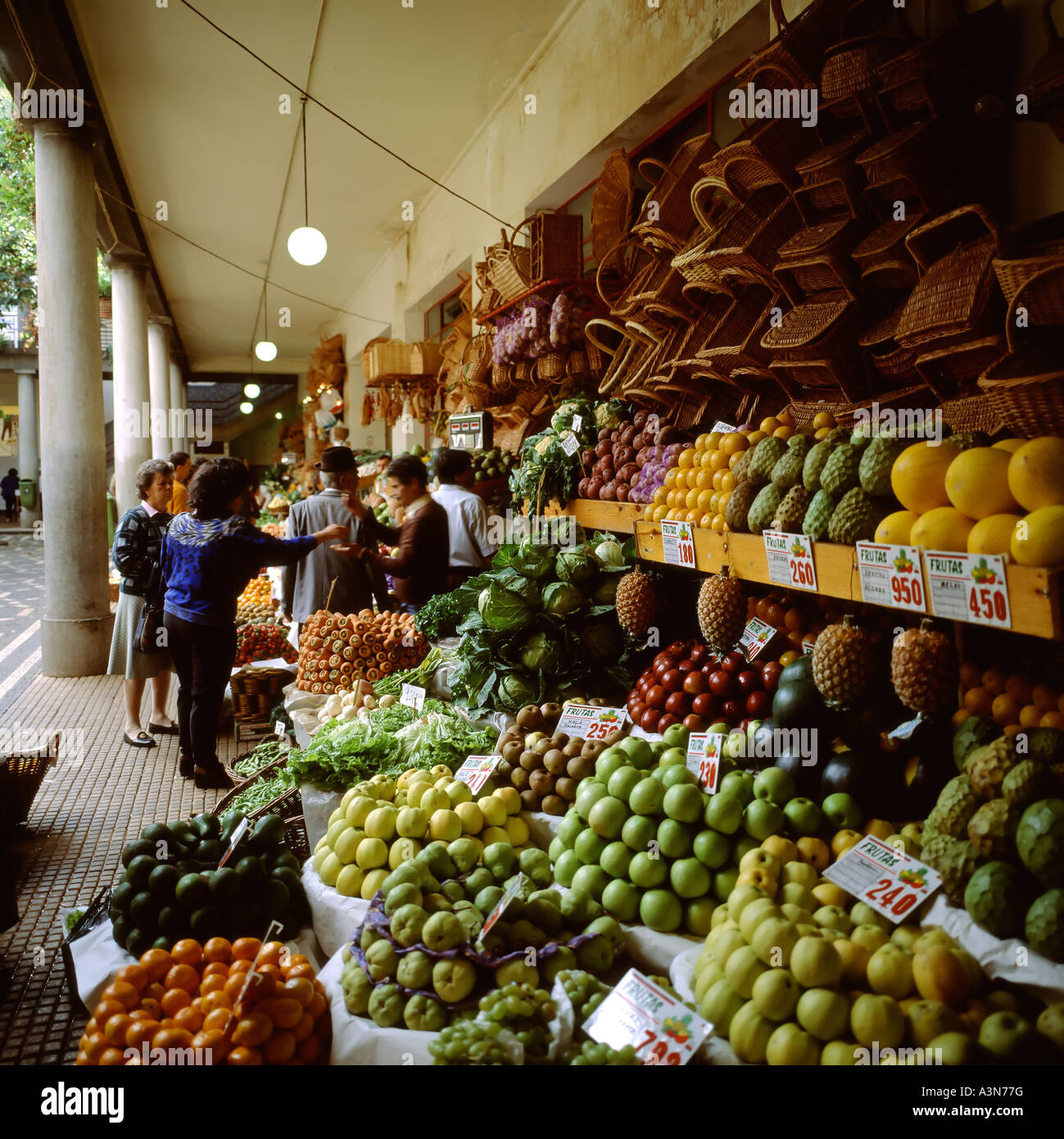 MERCADO DOS LAVRADORES GEMÜSE- UND OBSTMARKT FUNCHAL MADEIRA INSEL PORTUGAL EUROPA Stockfoto